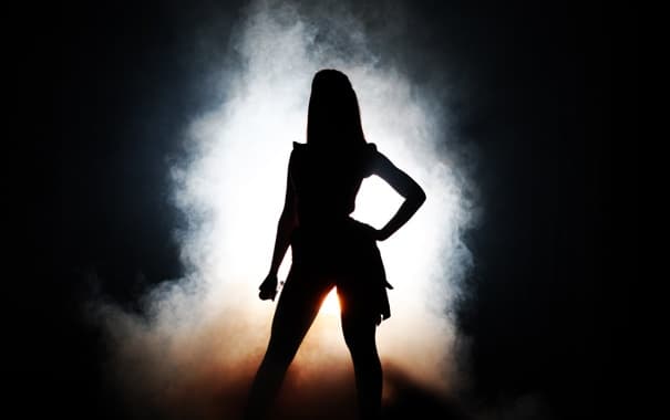 beyonce-pevica-mikrofon-scena.jpg
